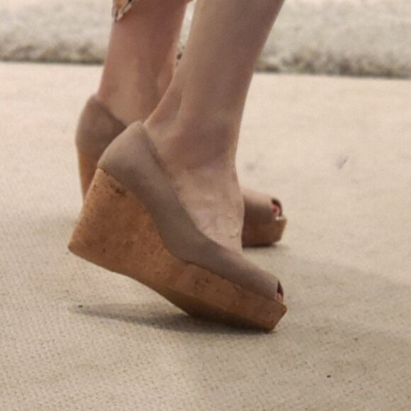 Stuart Weitzman Beige Suede Anna Cork Wedge Platform Peep Toe Pumps Size 9 - Picture 12 of 13